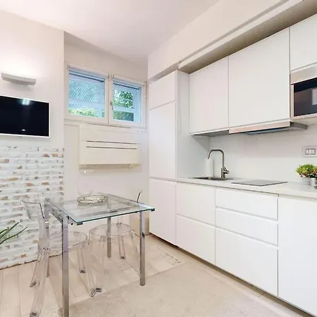 Mirrors House Chic In The City Center