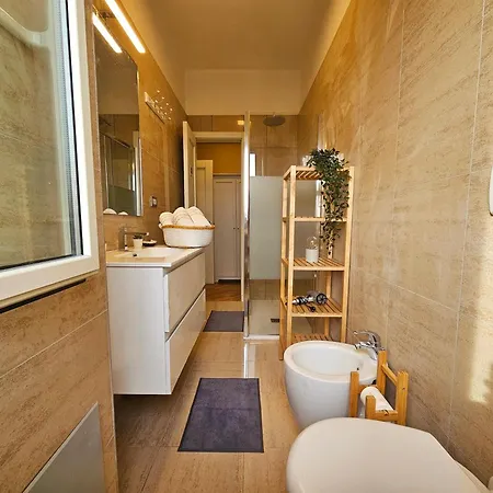 Sunny & Updated Flat With Panoramic View 50m From M4 Stop Apartman Milánó