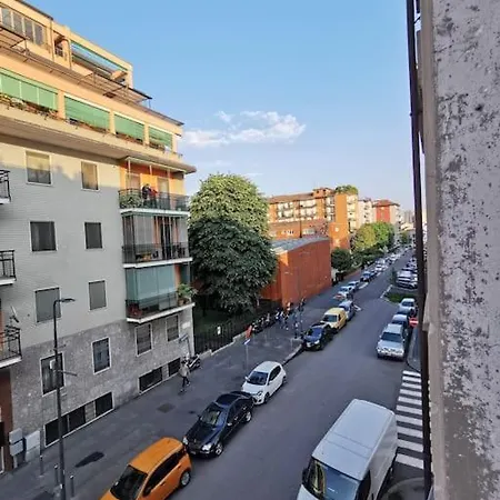 Metro Stop, Prada & Design شقة *