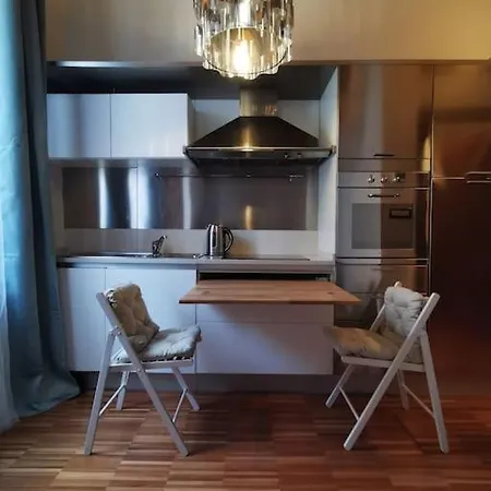 شقة Metro Stop, Prada & Design *