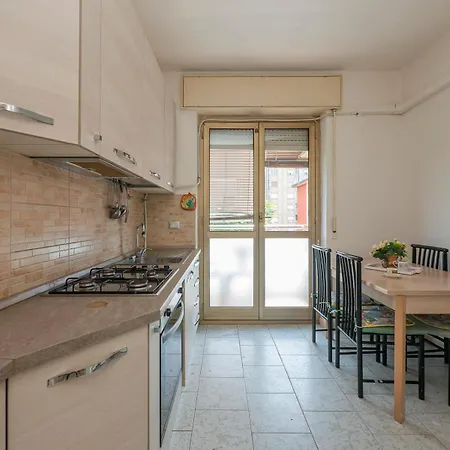 Ampio E Luminoso Appartamento, Posto Auto Gratuito - Quarenghi Milano