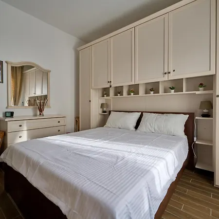 아파트 Wissam's Red Kitchen