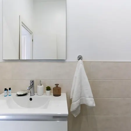 The Rent - Spacious Two Bedrooms Near Porta Romana דירה
