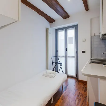 Guesthost - Sant Ambrogio Lovely Flat Daire *
