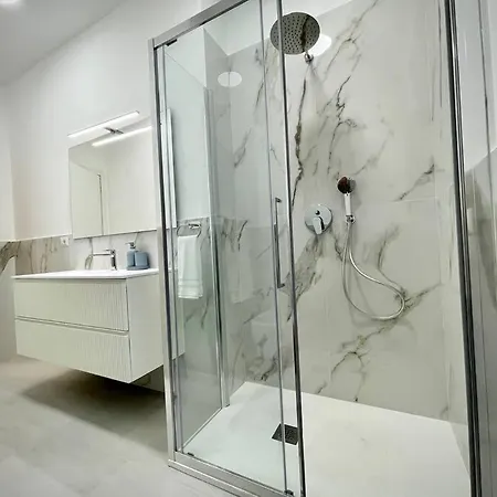 Luxury 1 Bedroom Apartment, Close To San Siro, Fiera And 10 Min Metro To Duomo Apartman *