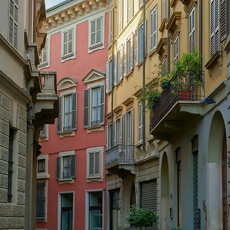 Crossing Manzoni Milán