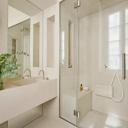 Crossing Manzoni Pensión