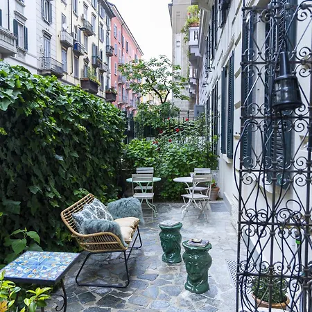 Daire Luxury Bohemian With Private Garden In Milano