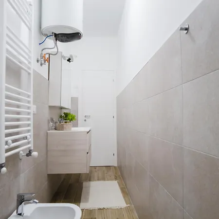 Nicole's Appartament-a 15 Min Dal Duomo Apartamento Milão