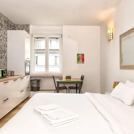 Luxury Cozy By Station - Cafe Apartment