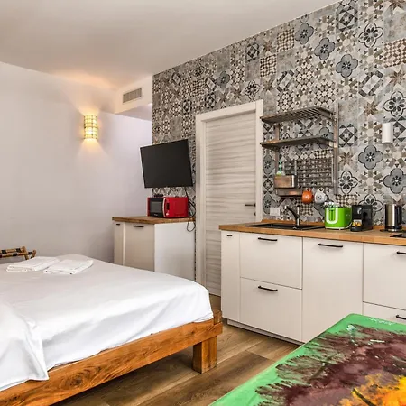 Luxury Cozy By Station - Cafe Apartment