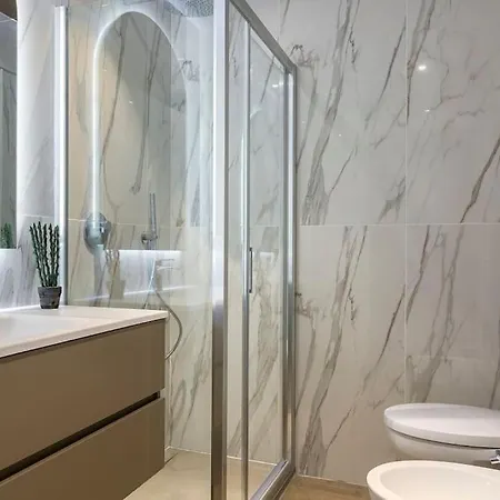 Duomo Center Two-room Design- Private Gym - Metro Apartment