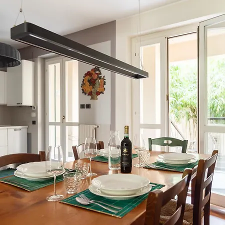 Moscova-brera Elegante Con Giardino Privato דירה מילאנו