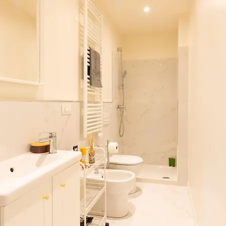 Guesthost - West Daire Milano