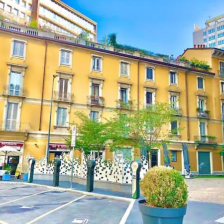Gold House Station Milán