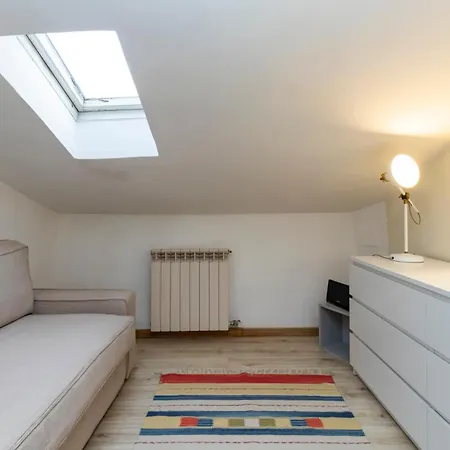 Appartement Ihost - Adige 17 *