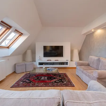 Xenia - Luxury & Elegant Penthouse In Life Apartment