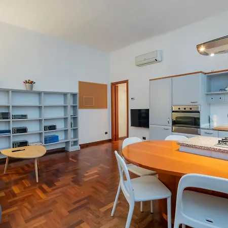 Apartment Xenia - Charming Three-room Milan
