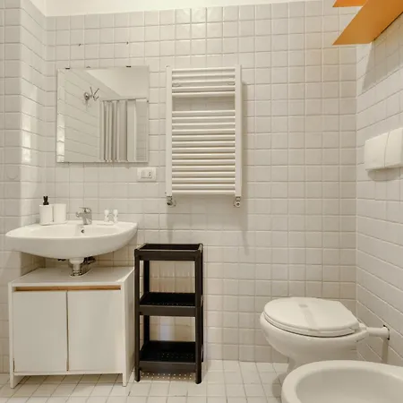 Appartement Joivy Welcoming Flat With Balcony Next To Naviglio Grande Milaan