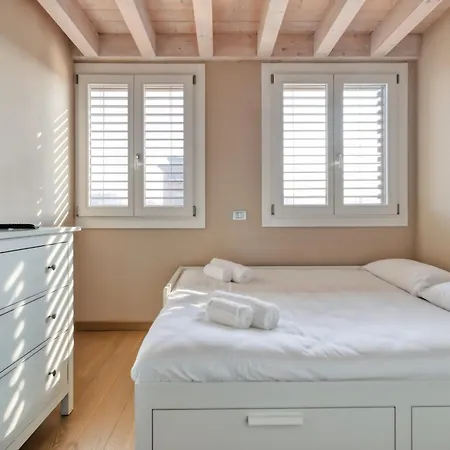 Apartman Joivy Elegant With Parking And Balcony Milánó