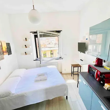5 Min Walk To Duomo Petite Loft! * Milan