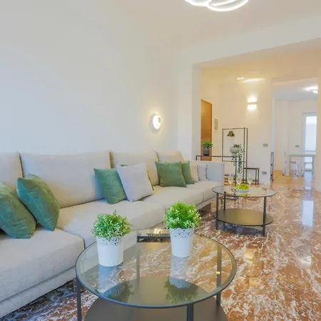 Private Luxury 5 Bedroom - Station Милан