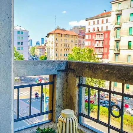 Lägenhet Sunny Flat 50 Meters From The Metro Milano