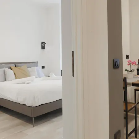 Daire New Modern Flat 10 Minutes Walk From Station Milano