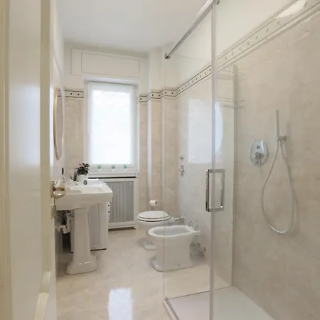 Daire New Modern Flat 10 Minutes Walk From Station Milano