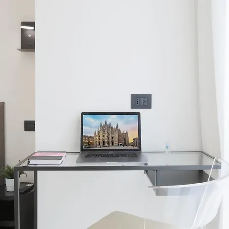 Daire New Modern Flat 10 Minutes Walk From Station Milano
