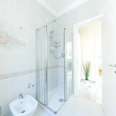 Navigli - Downtown - Duomo Spacious Two Bedroom - Close To Metro - Ac - Wi-fi アパート ミラノ