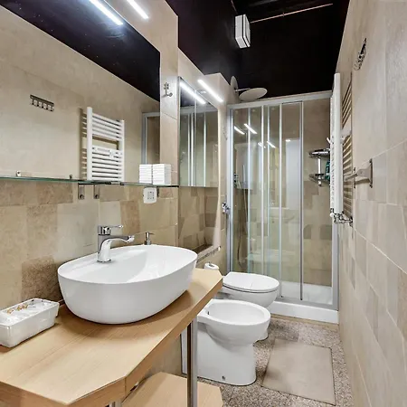 Charming & Bright In The Heart Of - Balcony Apartment Milan