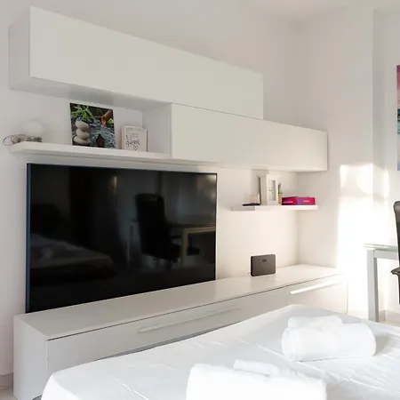 Guesthost - Corvetto M3 Bright With Balcony!