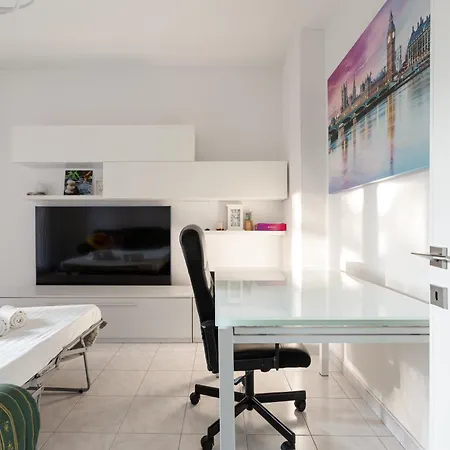 Guesthost - Corvetto M3 Bright With Balcony! Appartement