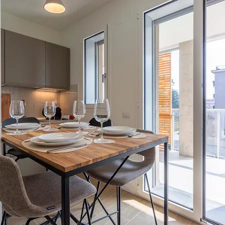 Guesthost - Glam Flat Apartmán