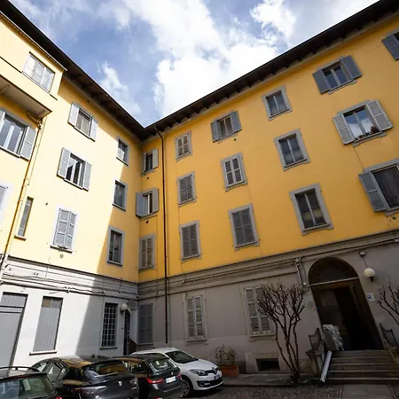 Incantevole Loft Accanto Stazione アパート *