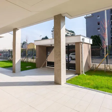 Guesthost - Glam Flat