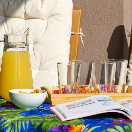 Guesthost - Glam Flat