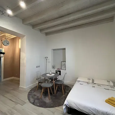 Casa Di Ringhiera Old Apartment Milan
