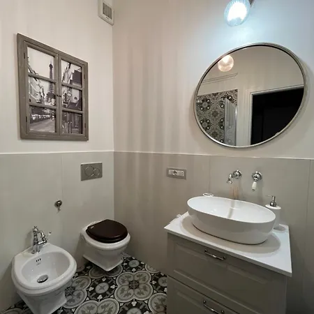 Authentic Ringhiera House Near Metro