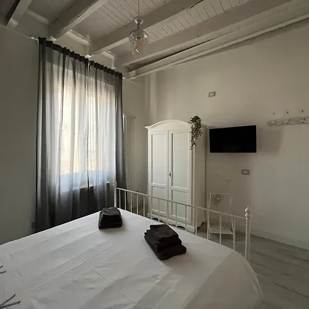 Authentic Ringhiera House Near Metro Lejlighed *