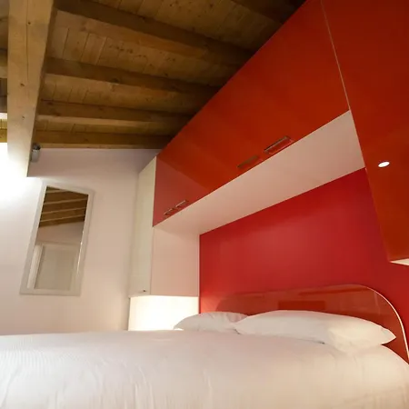 Hotel Versoverde Alzaia Naviglio Grande 4*