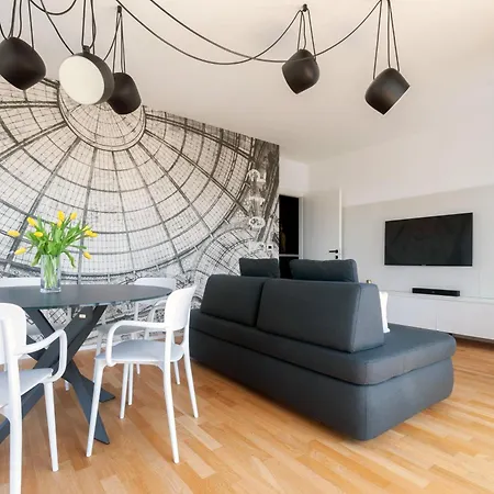 Apartment With Panoramic View Of And Public Free Parking Lot *