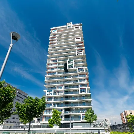 Apartment With Panoramic View Of And Public Free Parking Lot *