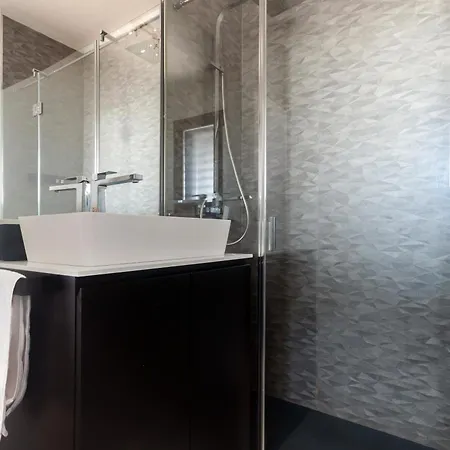 Apartment With Panoramic View Of And Public Free Parking Lot *