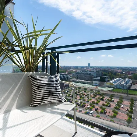 Apartment With Panoramic View Of And Public Free Parking Lot