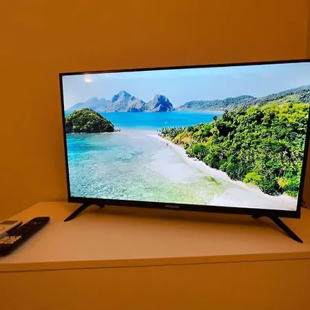 Regina In Sky Santa Giulia - Sky Tv, Wifi E Breakfast Box