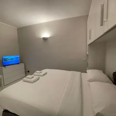 Regina In Sky Santa Giulia - Sky Tv, Wifi E Breakfast Box Milán