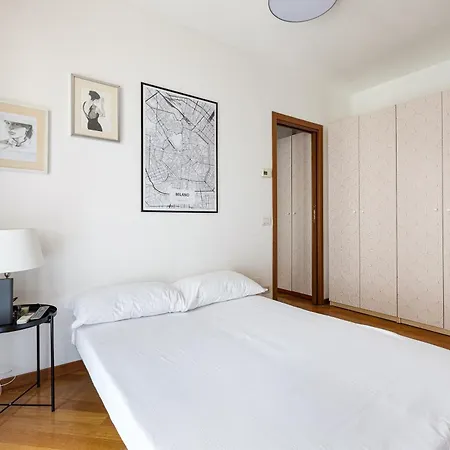Cosy With Balcony & Private Garage * Milánó