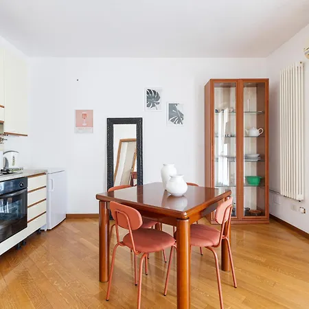 Apartment Cosy With Balcony & Private Garage Milan